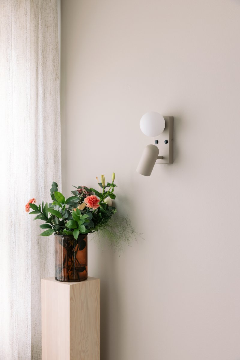 Doppio 25cm Beige læselampe Fra Globen Lighting - Lampen tilbyder b&aring;de et rettet lys med spotlighten og et stemningslys med glassk&aelig;rmen.