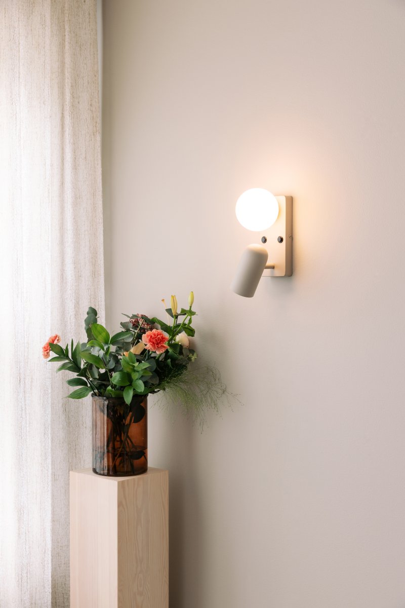 Doppio 25cm Beige læselampe Fra Globen Lighting - Lampen tilbyder b&aring;de et rettet lys med spotlighten og et stemningslys med glassk&aelig;rmen.