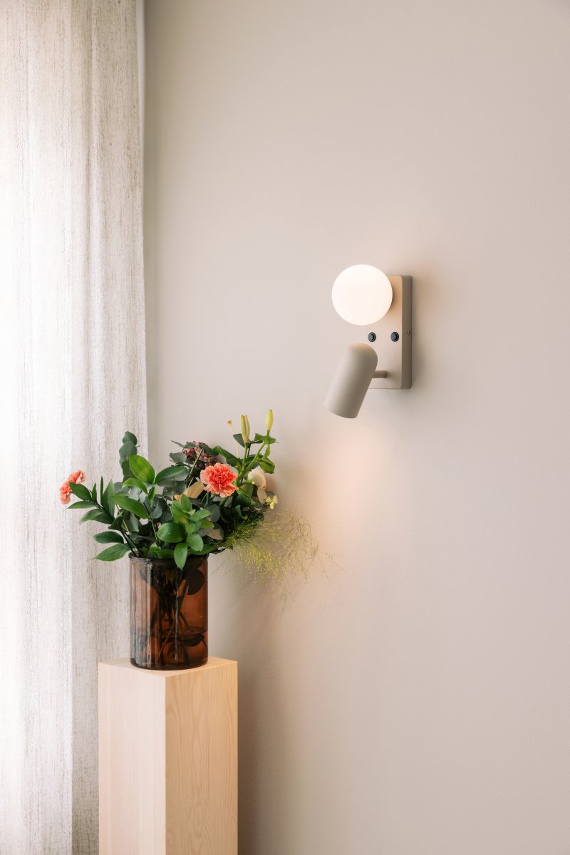 Doppio 25cm Beige læselampe Fra Globen Lighting - Lampen tilbyder b&aring;de et rettet lys med spotlighten og et stemningslys med glassk&aelig;rmen.