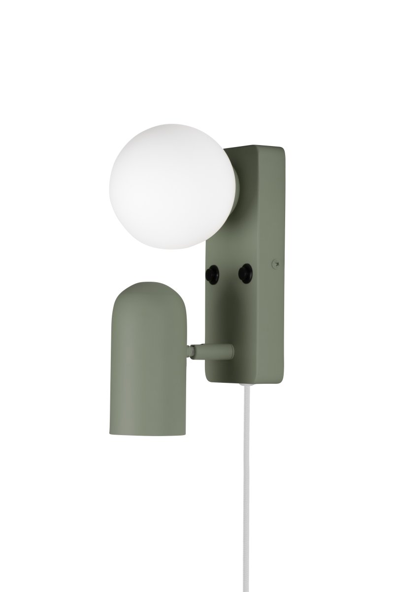 Doppio 25cm Mosgrøn læselampe Fra Globen Lighting - Lampen tilbyder både et rettet lys med spotlighten og et stemningslys med glasskærmen.