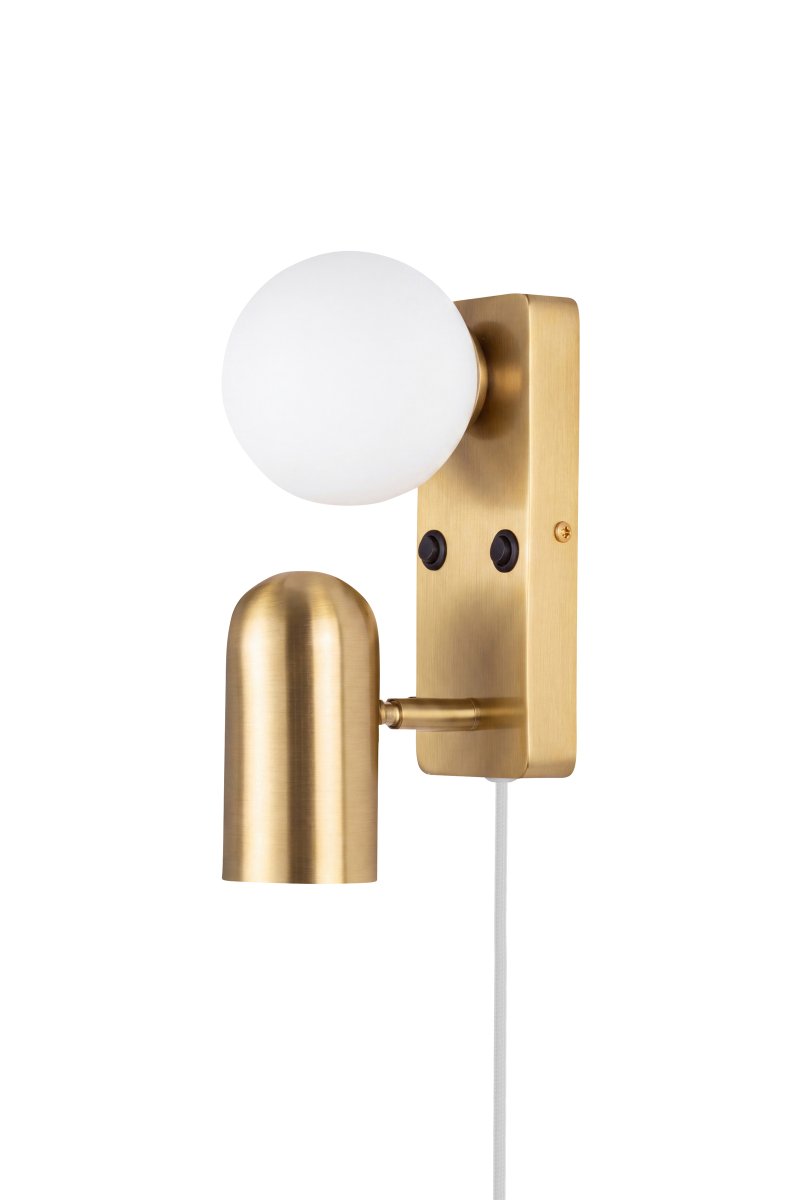 Doppio 25cm Messing læselampe Fra Globen Lighting - Doppio er en alsidig metalvæglampe med en elegant børstet messingfinish og en hvid glasskærm.