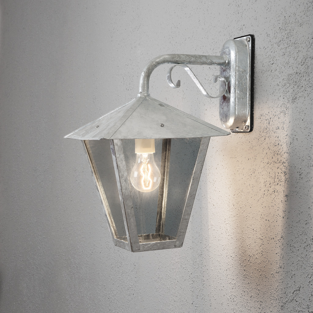 Benu Galvaniseret stål udendørslampe Fra Konstsmide - Denne lampe er lavet til at modst&aring; alle vejrforhold og er en holdbar og stilfuld l&oslash;sning til udend&oslash;rsbelysning.