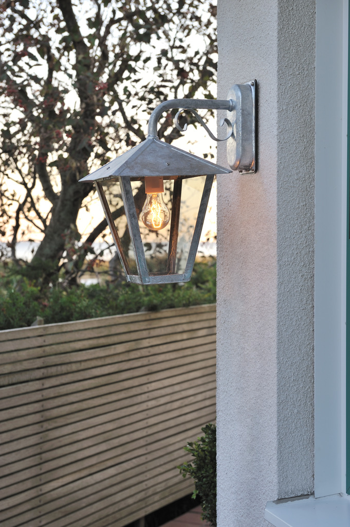 Benu Galvaniseret stål udendørslampe Fra Konstsmide - Denne lampe er lavet til at modst&aring; alle vejrforhold og er en holdbar og stilfuld l&oslash;sning til udend&oslash;rsbelysning.