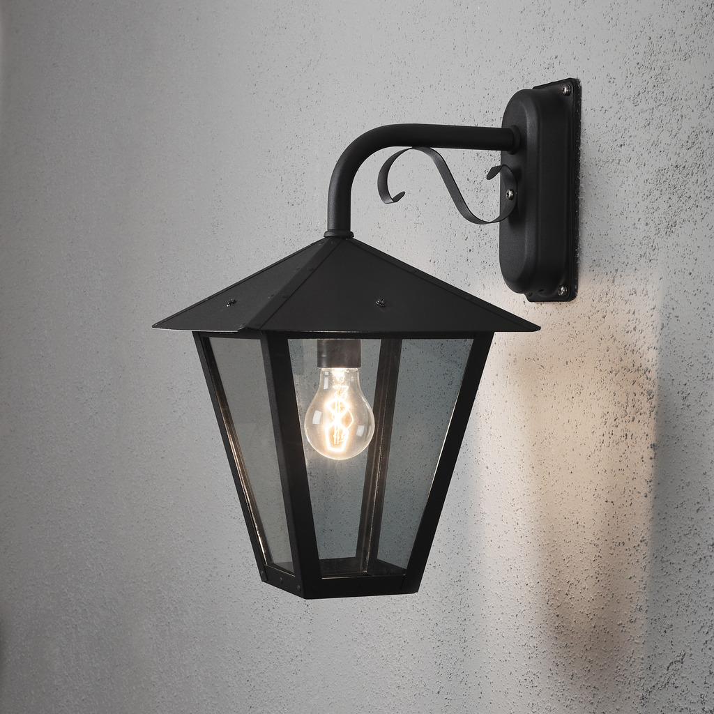 Benu Sort udendørslampe Fra Konstsmide - Denne lampe er lavet til at modst&aring; alle vejrforhold og er en holdbar og stilfuld l&oslash;sning til udend&oslash;rsbelysning.