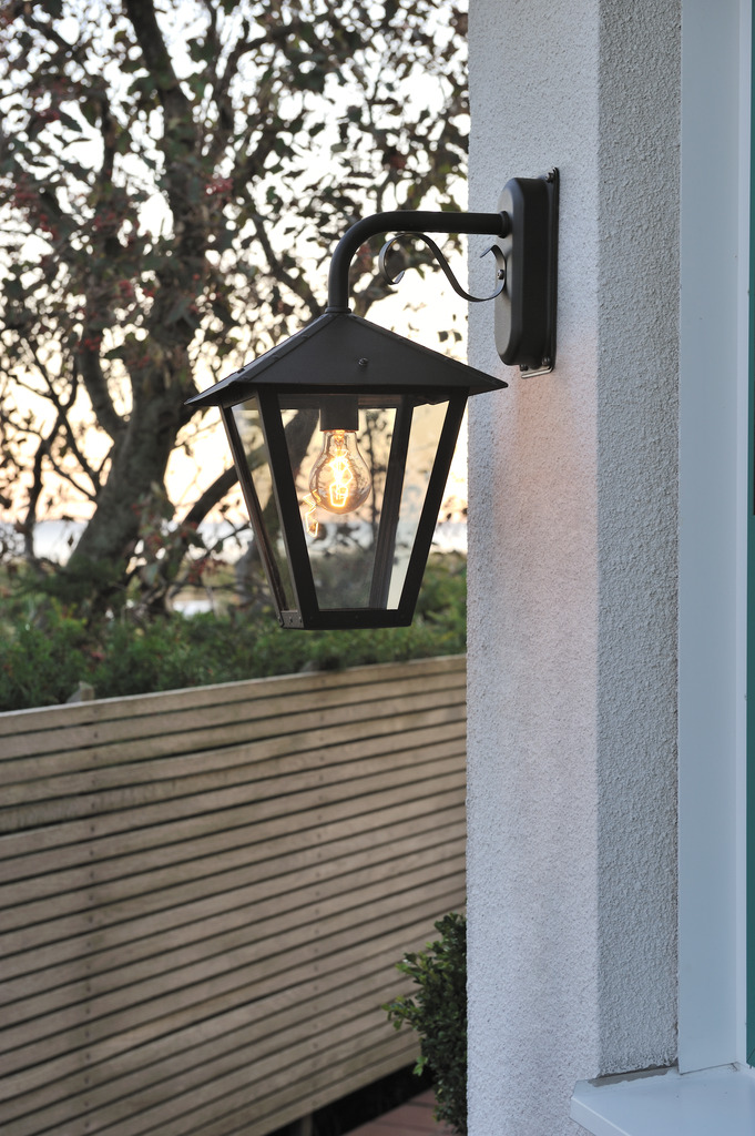 Benu Sort udendørslampe Fra Konstsmide - Denne lampe er lavet til at modst&aring; alle vejrforhold og er en holdbar og stilfuld l&oslash;sning til udend&oslash;rsbelysning.