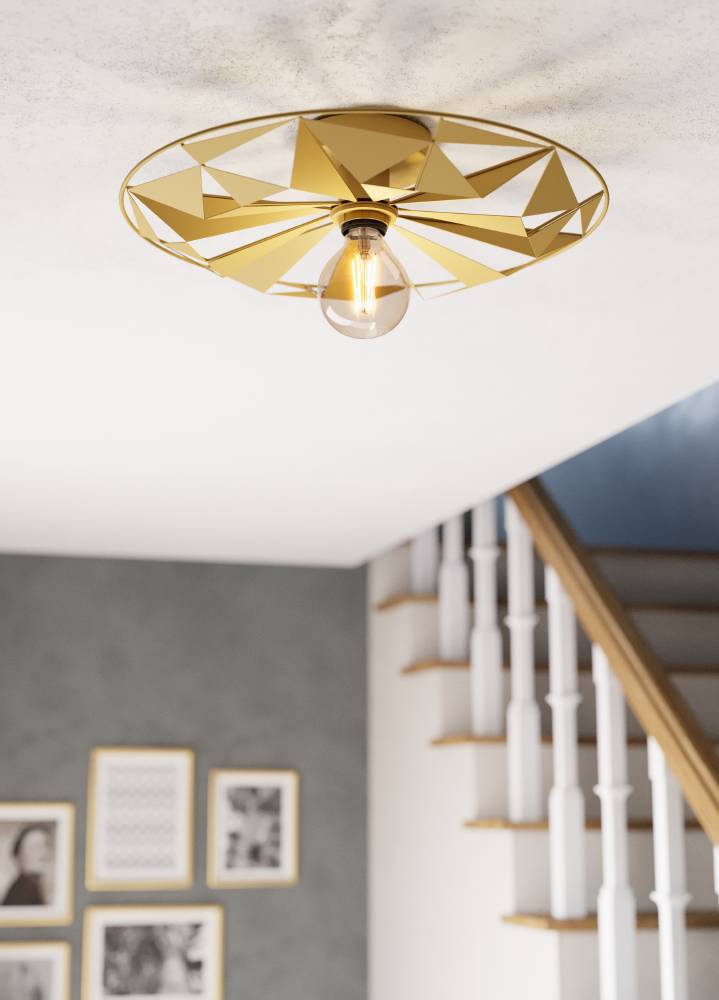 Castanuelo Ø42 Guld plafond Fra Eglo - Denne v&aelig;g- og loftlampe i guldfarvet metal har et i&oslash;jnefaldende geometrisk design, der skaber et dynamisk lysspil og giver rummet et luksuri&oslash;st pr&aelig;g.
