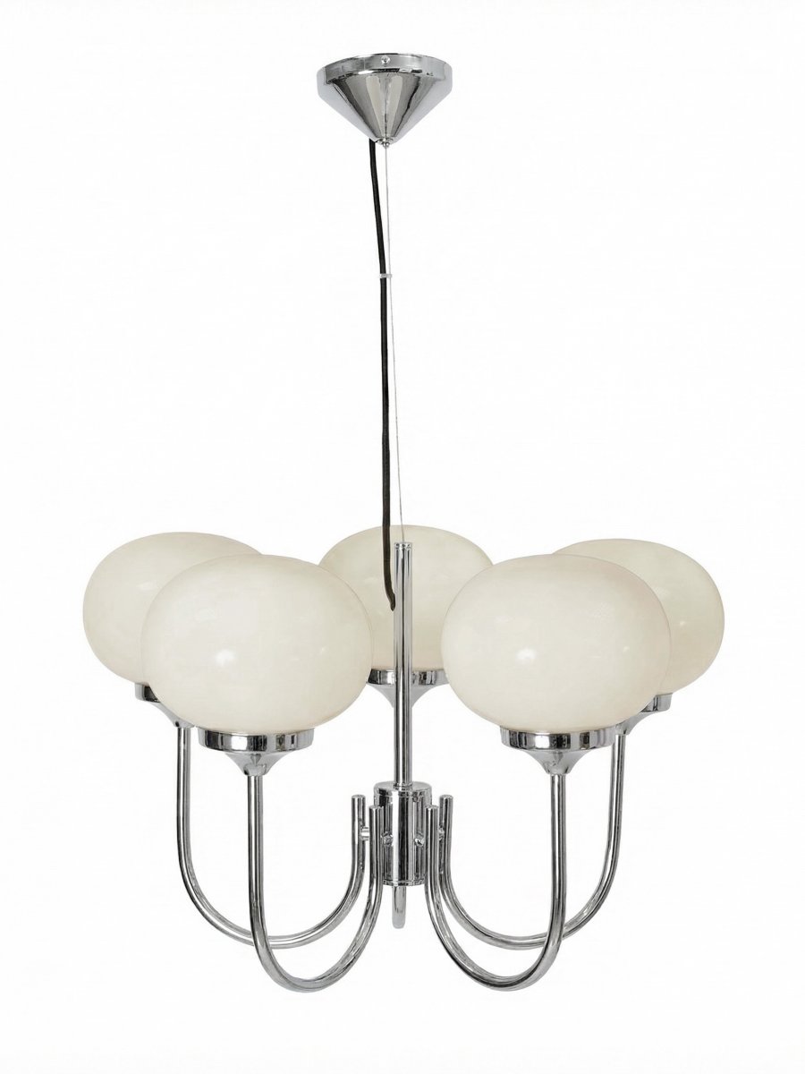 Elsy 5 Ø56 Krom loftslampe Fra PR Home - Lampen har fem opadrettede arme med hvide glassk&aelig;rme, der spreder et bl&oslash;dt og behageligt sk&aelig;r og skaber en hyggelig atmosf&aelig;re i for eksempel en stue eller spisestue.