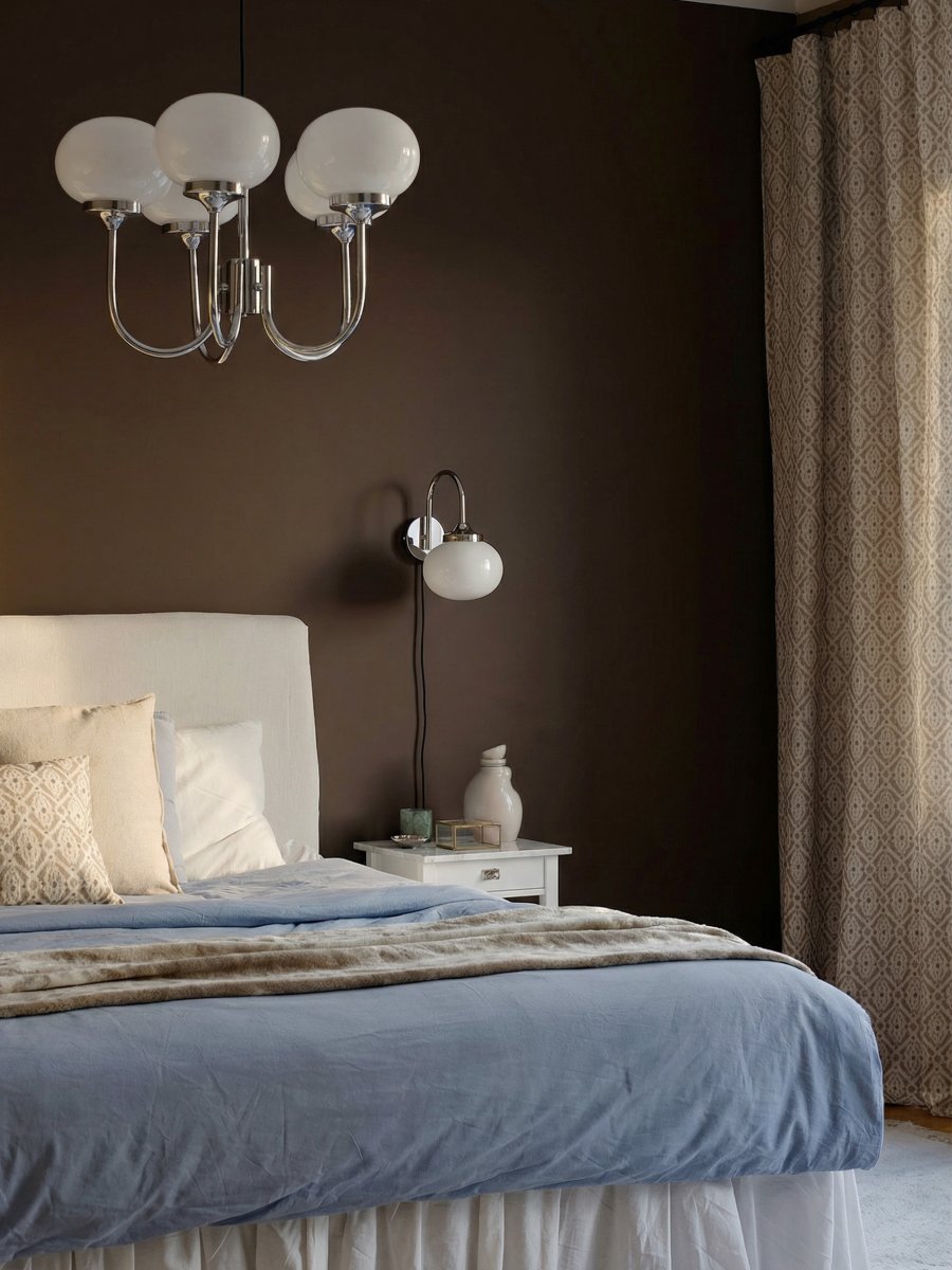 Elsy 5 Ø56 Krom loftslampe Fra PR Home - Lampen har fem opadrettede arme med hvide glassk&aelig;rme, der spreder et bl&oslash;dt og behageligt sk&aelig;r og skaber en hyggelig atmosf&aelig;re i for eksempel en stue eller spisestue.