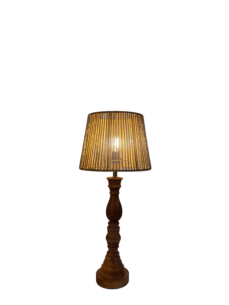 Drottningholm 50cm Natur bordlampe Fra Pixie Design - Tr&aelig;lampefoden Overfladebehandlet med brun bejdse, som i kombination med garnsk&aelig;rmen skaber en hyggelig atmosf&aelig;re i rummet.