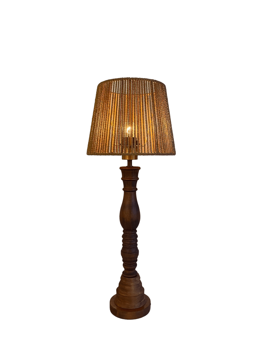 Drottningholm 63cm Natur bordlampe Fra Pixie Design - Tr&aelig;lampefoden Overfladebehandlet med brun bejdse, som i kombination med garnsk&aelig;rmen skaber en hyggelig atmosf&aelig;re i rummet.