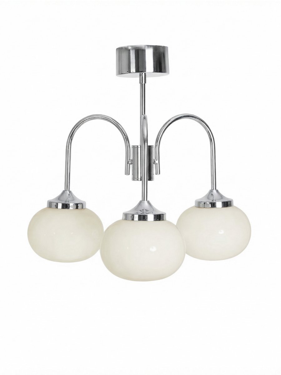Elsy Ø52 Krom plafond Fra PR Home - Lampen har tre nedadrettede arme med hvide glaskupler, der spreder et bl&oslash;dt og behageligt sk&aelig;r og skaber en hyggelig atmosf&aelig;re i f.