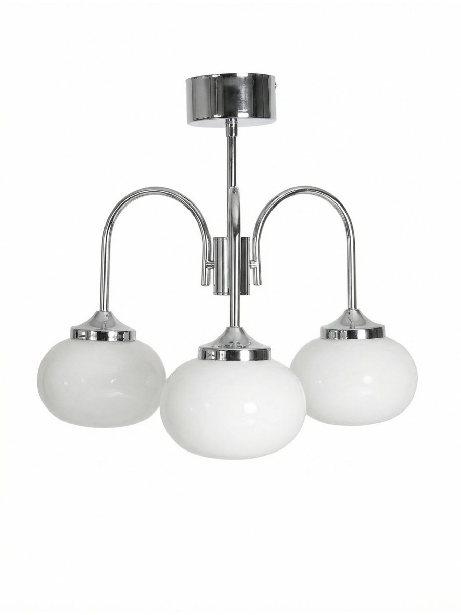Elsy Ø52 Krom plafond Fra PR Home - Lampen har tre nedadrettede arme med hvide glaskupler, der spreder et bl&oslash;dt og behageligt sk&aelig;r og skaber en hyggelig atmosf&aelig;re i f.
