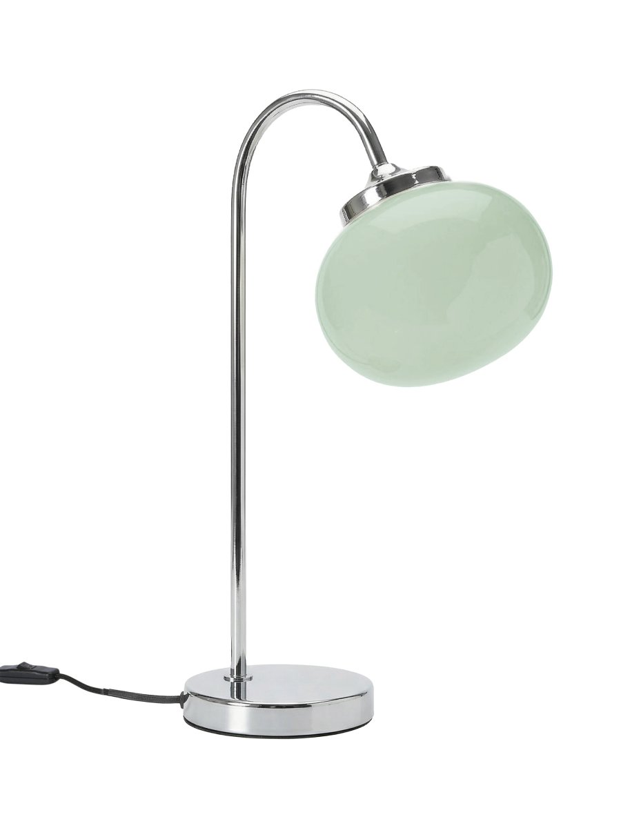 Elsy 50cm Grøn bordlampe Fra PR Home - Den h&aring;ndlavede glassk&aelig;rm i en bl&oslash;d salviegr&oslash;n farve giver hver lampe en unik karakter, mens de forkromede metaldetaljer skaber en stilfuld og tidl&oslash;s helhed.
