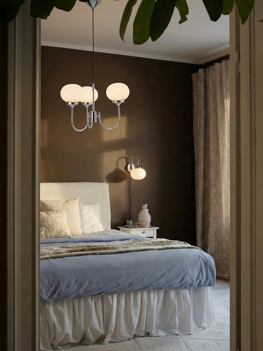 Elsy 3 Ø45 Krom loftslampe Fra PR Home - Den er lavet af metal med forkromet finish og har hvide glassk&aelig;rme.