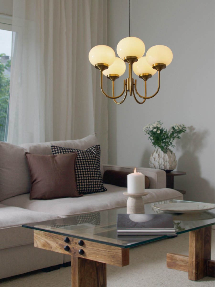 Elsy 5 Ø56 Børstet messing loftslampe Fra PR Home - Lampen har fem opadrettede arme med cremefarvede glasskærme, der spreder et blødt og behageligt skær og skaber en hyggelig atmosfære i f.