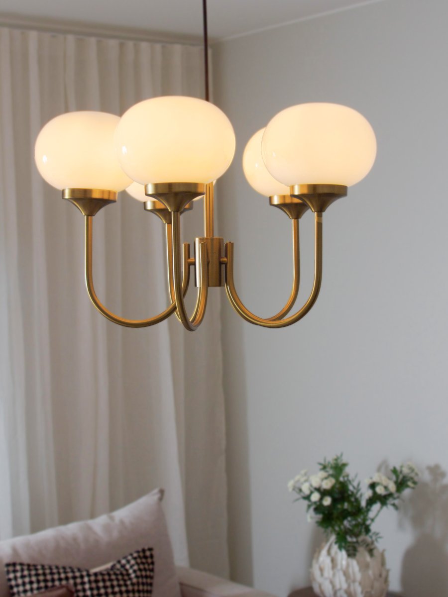 Elsy 5 Ø56 Børstet messing loftslampe Fra PR Home - Lampen har fem opadrettede arme med cremefarvede glasskærme, der spreder et blødt og behageligt skær og skaber en hyggelig atmosfære i f.