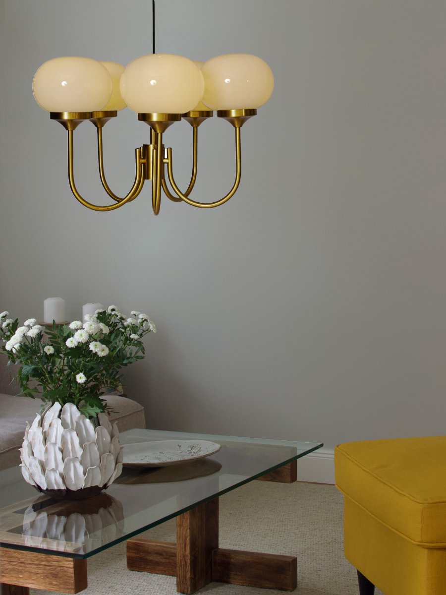 Elsy 5 Ø56 Børstet messing loftslampe Fra PR Home - Lampen har fem opadrettede arme med cremefarvede glasskærme, der spreder et blødt og behageligt skær og skaber en hyggelig atmosfære i f.