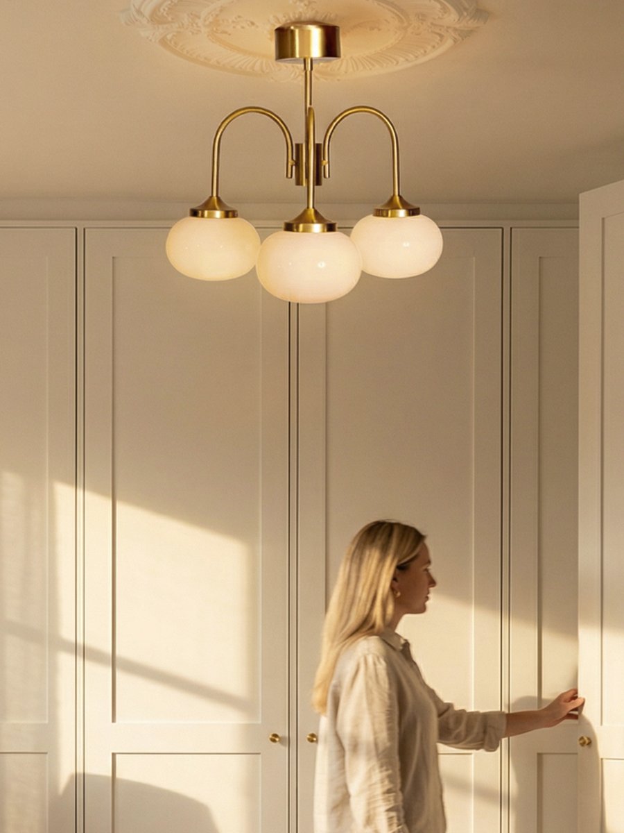 Elsy Ø52 Børstet messing plafond Fra PR Home - Lampen har tre nedadrettede arme med cremefarvede glassk&aelig;rme, der spreder et bl&oslash;dt og behageligt sk&aelig;r og skaber en hyggelig atmosf&aelig;re i f.