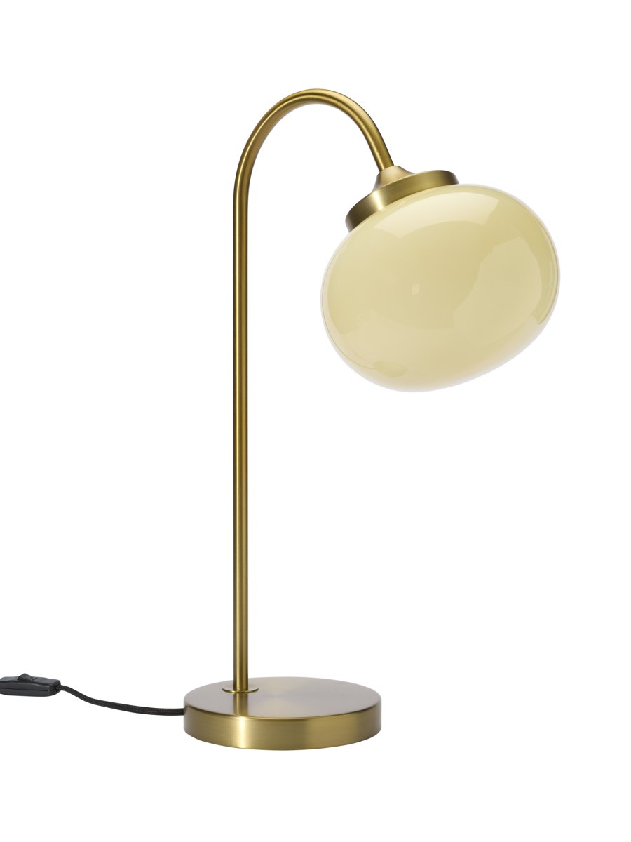 Elsy 50cm Børstet messing bordlampe Fra PR Home - Den h&aring;ndlavede glassk&aelig;rm i en bl&oslash;d, cremehvid sk&aelig;rm giver hver lampe en unik karakter, mens de b&oslash;rstede messingdetaljer skaber en stilfuld og tidl&oslash;s helhed.