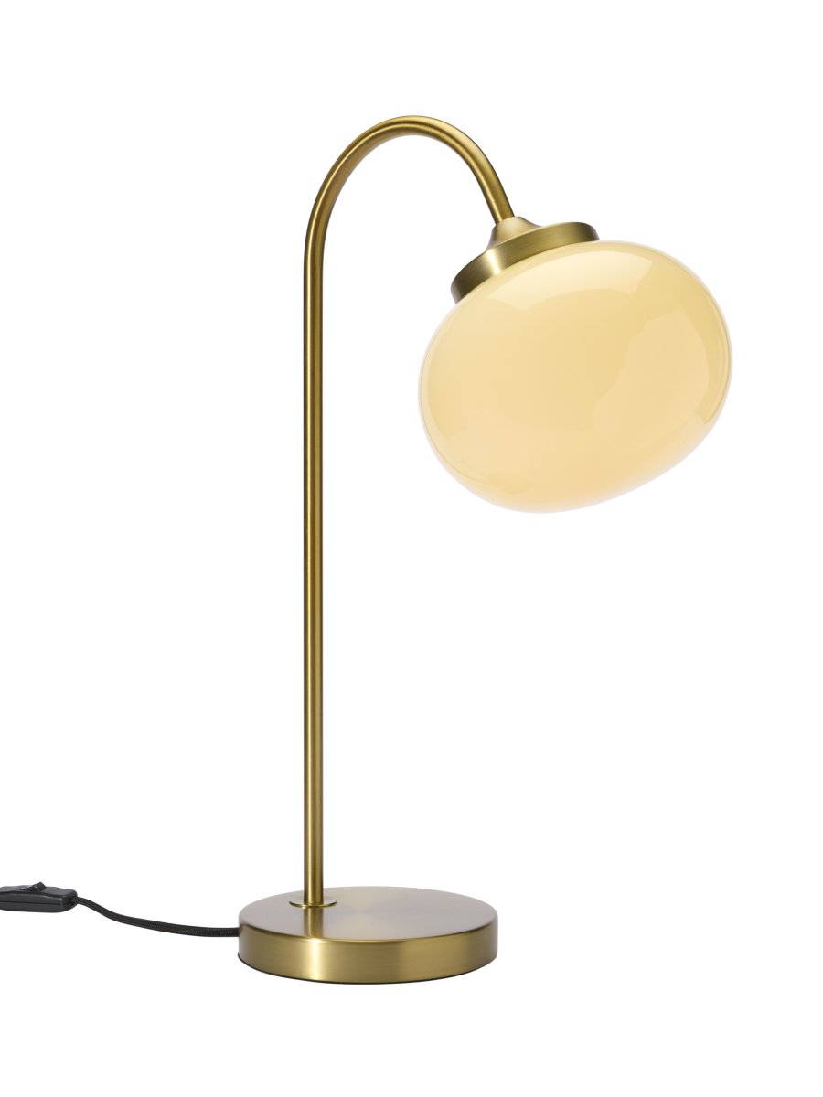 Elsy 50cm Børstet messing bordlampe Fra PR Home - Den h&aring;ndlavede glassk&aelig;rm i en bl&oslash;d, cremehvid sk&aelig;rm giver hver lampe en unik karakter, mens de b&oslash;rstede messingdetaljer skaber en stilfuld og tidl&oslash;s helhed.