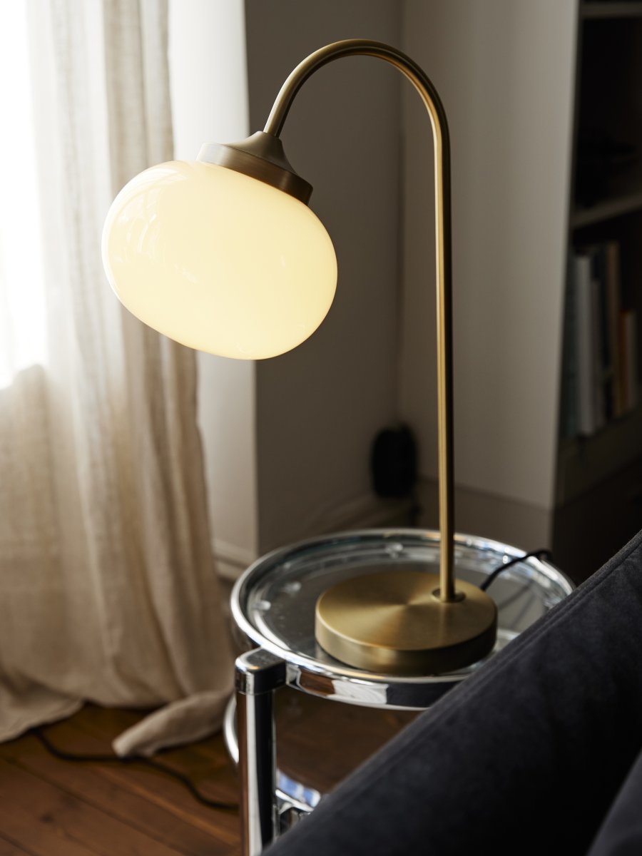 Elsy 50cm Børstet messing bordlampe Fra PR Home - Den h&aring;ndlavede glassk&aelig;rm i en bl&oslash;d, cremehvid sk&aelig;rm giver hver lampe en unik karakter, mens de b&oslash;rstede messingdetaljer skaber en stilfuld og tidl&oslash;s helhed.