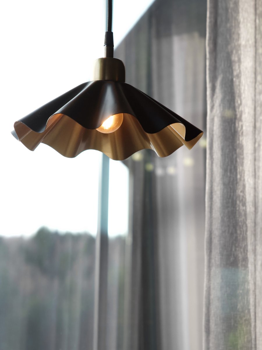 Aira Ø25 Sort vindueslampe Fra PR Home - Aira vindueslampen er perfekt til dem, der &oslash;nsker at skabe et sammenh&aelig;ngende og eksklusivt udtryk i deres hjem, fra stue og sovev&aelig;relse til entre og hjemmekontor.
