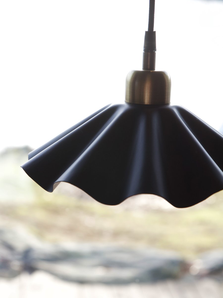 Aira Ø25 Sort vindueslampe Fra PR Home - Aira vindueslampen er perfekt til dem, der &oslash;nsker at skabe et sammenh&aelig;ngende og eksklusivt udtryk i deres hjem, fra stue og sovev&aelig;relse til entre og hjemmekontor.