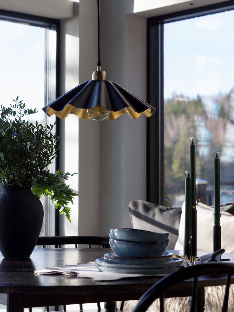 Aira Ø40 Sort loftslampe Fra PR Home - Aira loftlampe i matsort finish med messingfarvet inderside.