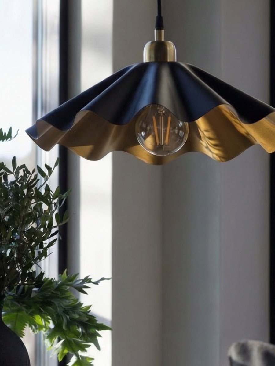 Aira Ø40 Sort loftslampe Fra PR Home - Aira loftlampe i matsort finish med messingfarvet inderside.
