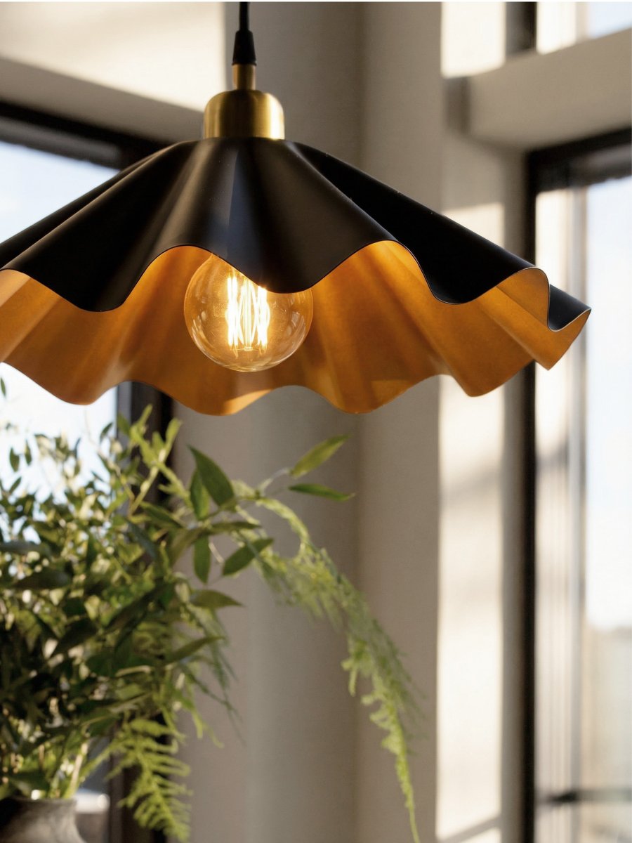 Aira Ø40 Sort loftslampe Fra PR Home - Aira loftlampe i matsort finish med messingfarvet inderside.