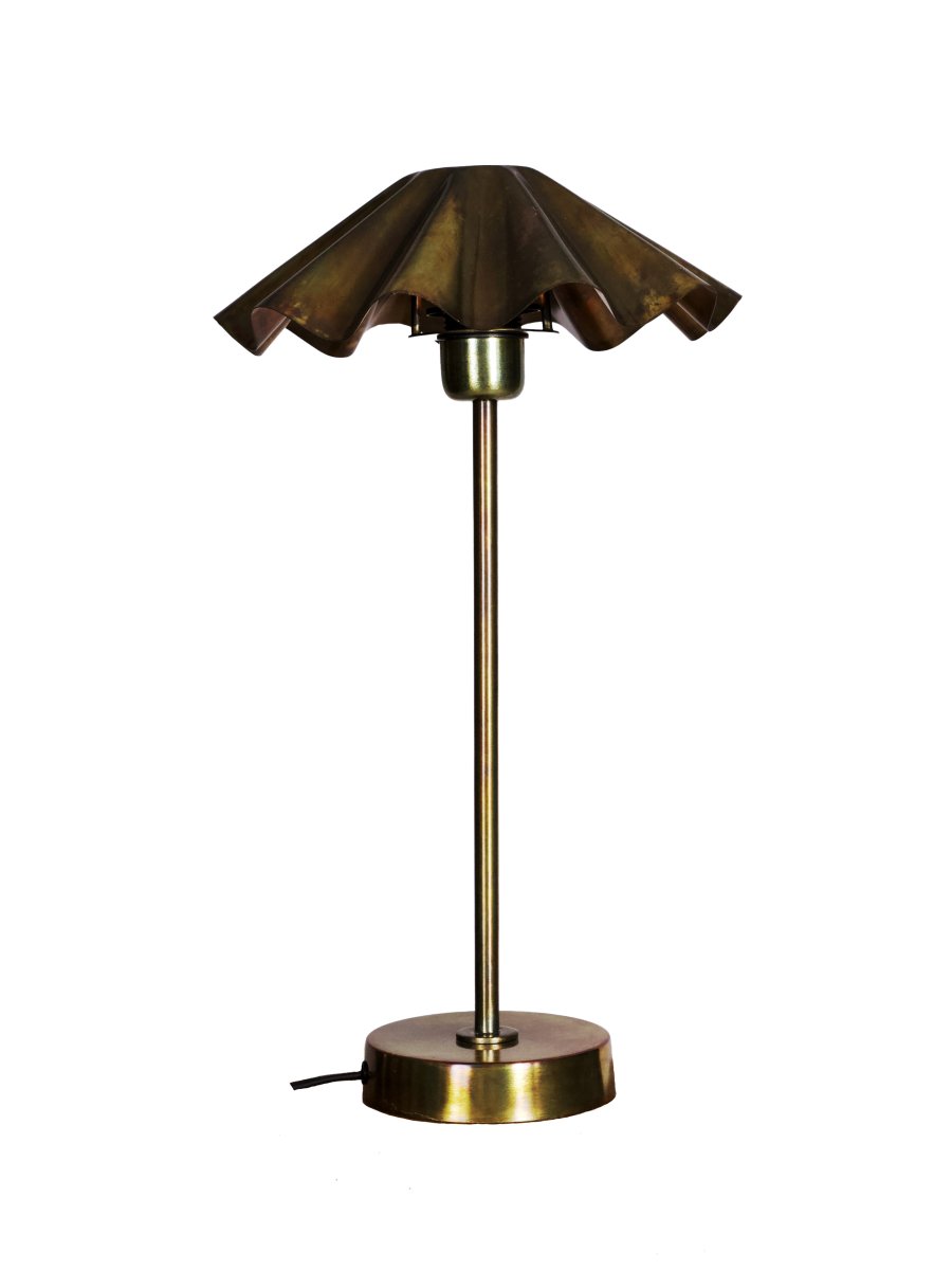 Aira 46cm Messing bordlampe Fra PR Home - Den plisserede sk&aelig;rm bryder lyset p&aring; en sp&aelig;ndende m&aring;de og tilf&oslash;jer b&aring;de form og karakter.