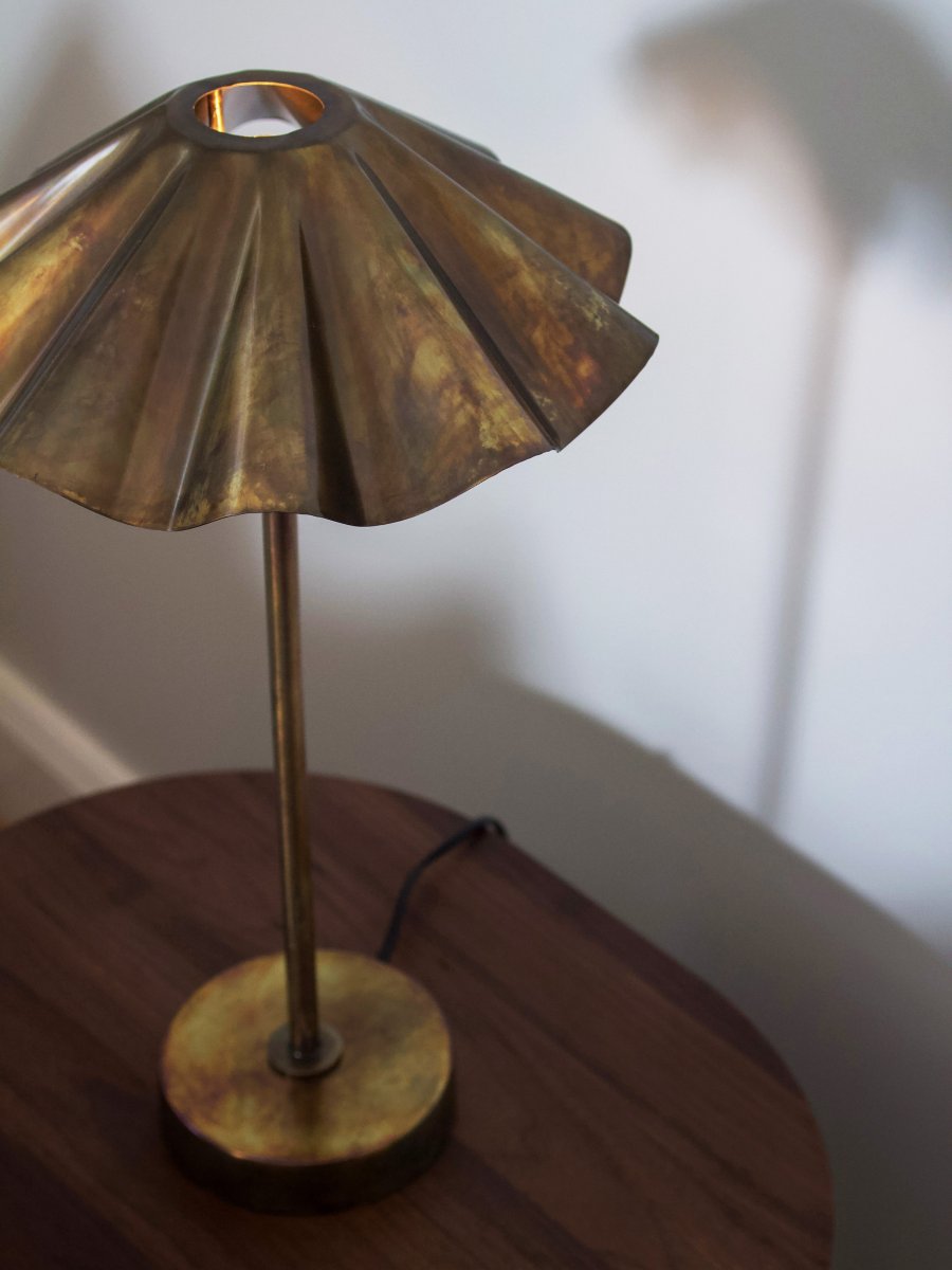 Aira 46cm Messing bordlampe Fra PR Home - Den plisserede sk&aelig;rm bryder lyset p&aring; en sp&aelig;ndende m&aring;de og tilf&oslash;jer b&aring;de form og karakter.
