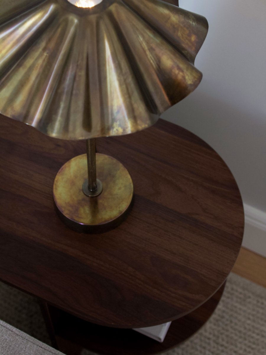 Aira 46cm Messing bordlampe Fra PR Home - Den plisserede sk&aelig;rm bryder lyset p&aring; en sp&aelig;ndende m&aring;de og tilf&oslash;jer b&aring;de form og karakter.