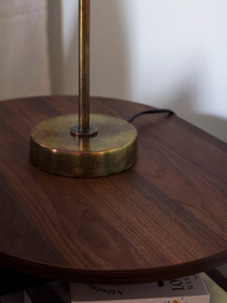 Aira 46cm Messing bordlampe Fra PR Home - Den plisserede sk&aelig;rm bryder lyset p&aring; en sp&aelig;ndende m&aring;de og tilf&oslash;jer b&aring;de form og karakter.