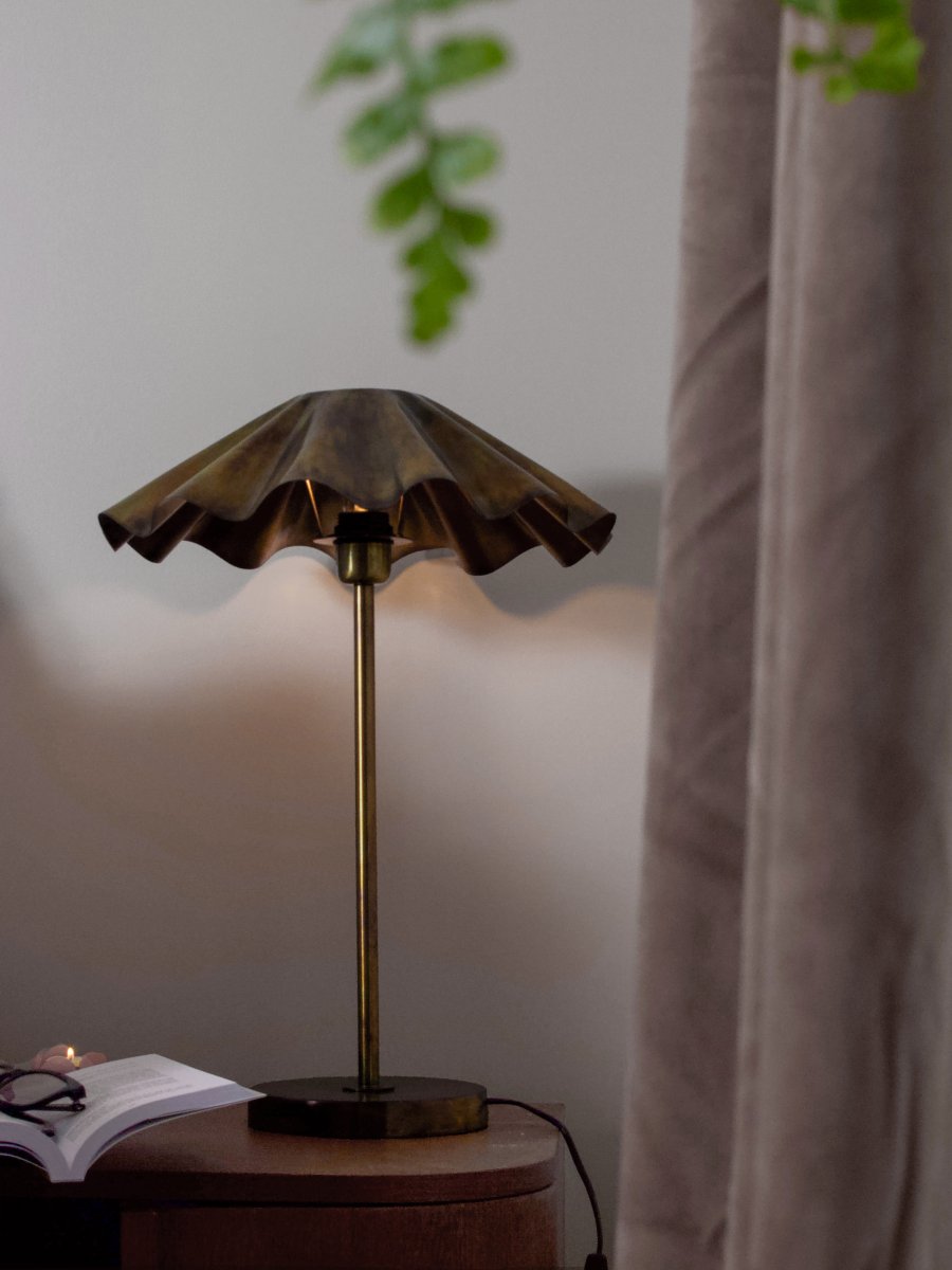 Aira 54cm Messing bordlampe Fra PR Home - Den plisserede sk&aelig;rm bryder lyset p&aring; en sp&aelig;ndende m&aring;de og tilf&oslash;jer b&aring;de form og karakter.