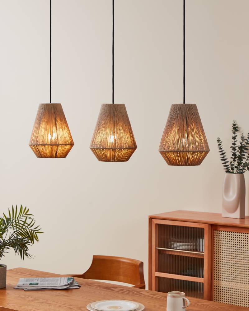 Alderney 90cm Natur loftslampe Fra Eglo - Det minimalistiske design i kombination med naturlige materialer skaber en smuk kontrast, der passer perfekt over spisebordet, i stuen eller i køkkenet.