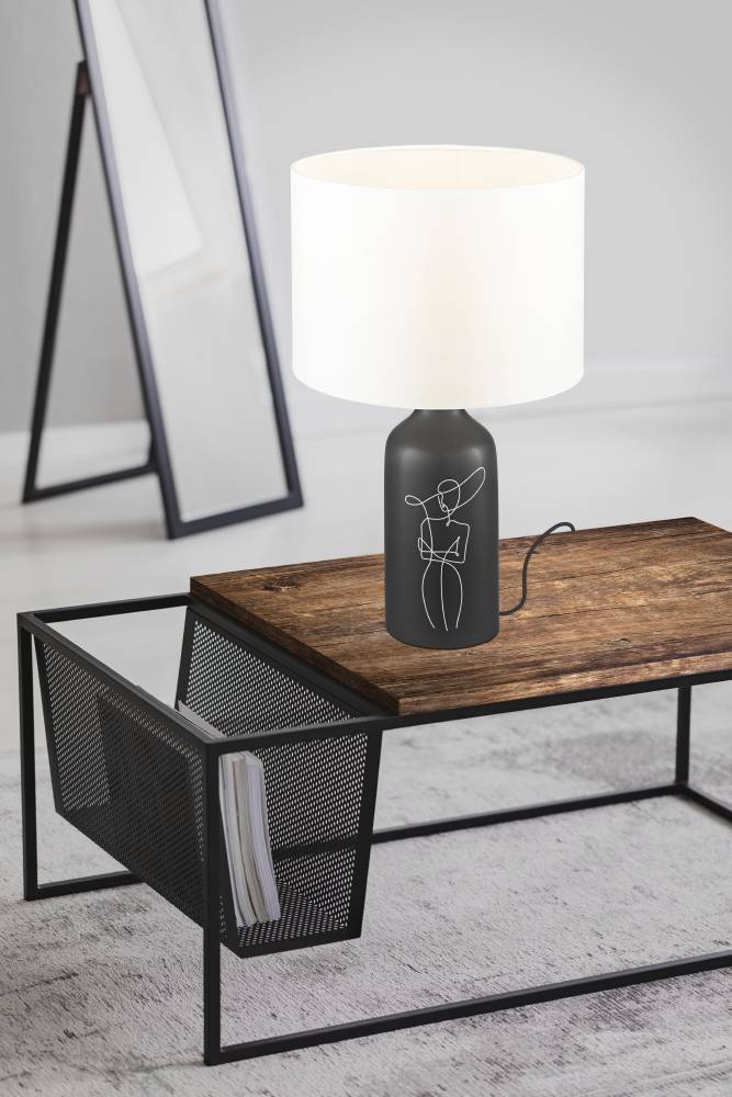 Vinoza 53cm Sort bordlampe Fra Eglo - Med en sort base dekoreret med minimalistiske linjer, der repræsenterer en kvinde i en hat, tilføjer lampen et sofistikeret og kunstnerisk touch til dit hjem.
