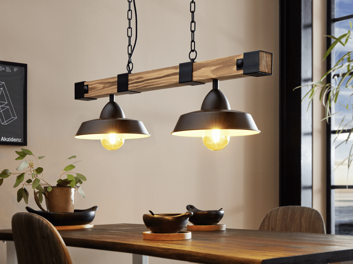 Oldbury 86cm Sort loftslampe Fra Eglo - Tr&aelig;bj&aelig;lken giver et varmt udtryk, mens de to sorte sk&aelig;rme med hvidt inderside spreder et behageligt og rettet lys.
