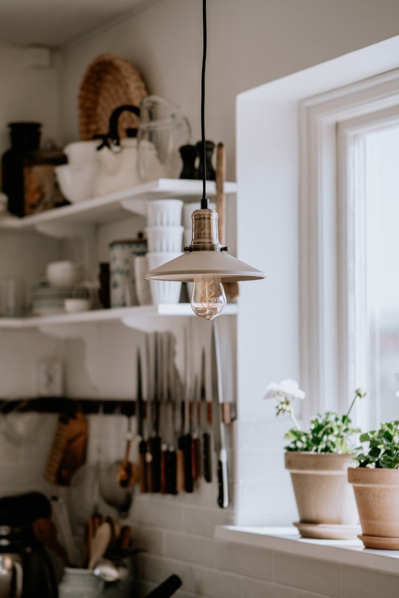 Disc Ø22 Beige vindueslampe Fra Globen Lighting - Leveres med en 3,5 m tekstilledning med afbryder og stik.