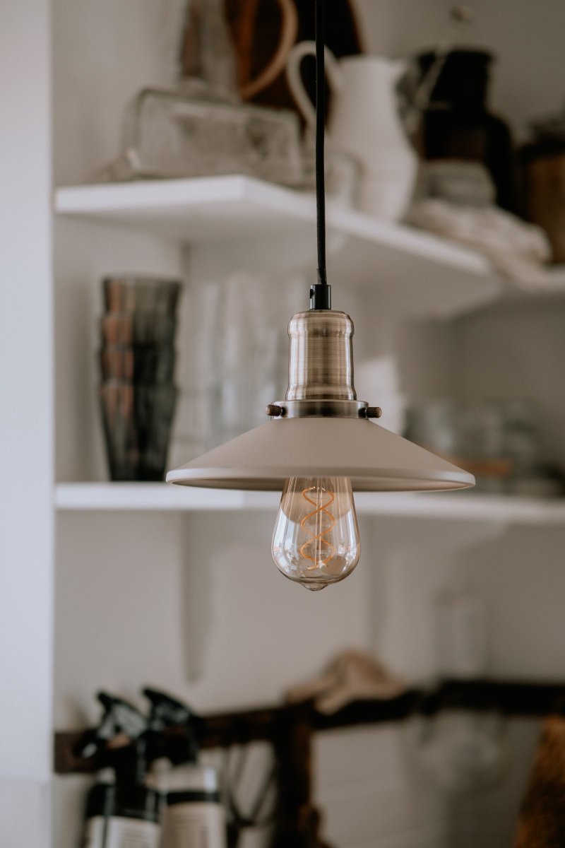 Disc Ø22 Beige vindueslampe Fra Globen Lighting - Leveres med en 3,5 m tekstilledning med afbryder og stik.