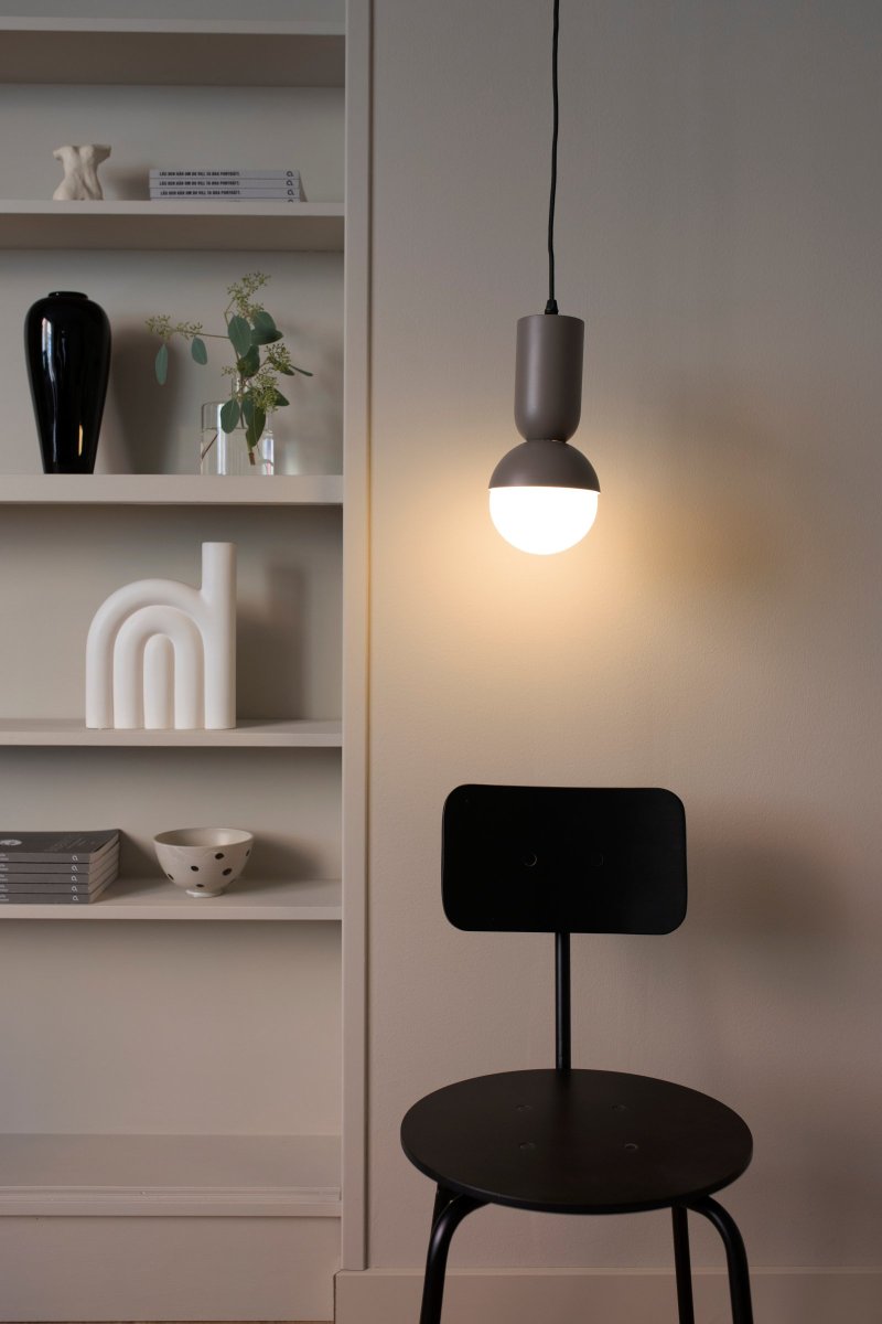 Nero Ø13 Brun loftslampe Fra Globen Lighting - Nero-lampen var fra begyndelsen et forsøg på at kombinere en globus med en oval rørform.