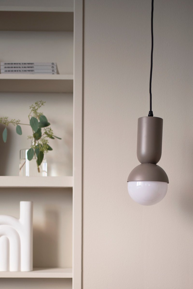 Nero Ø13 Brun loftslampe Fra Globen Lighting - Nero-lampen var fra begyndelsen et forsøg på at kombinere en globus med en oval rørform.