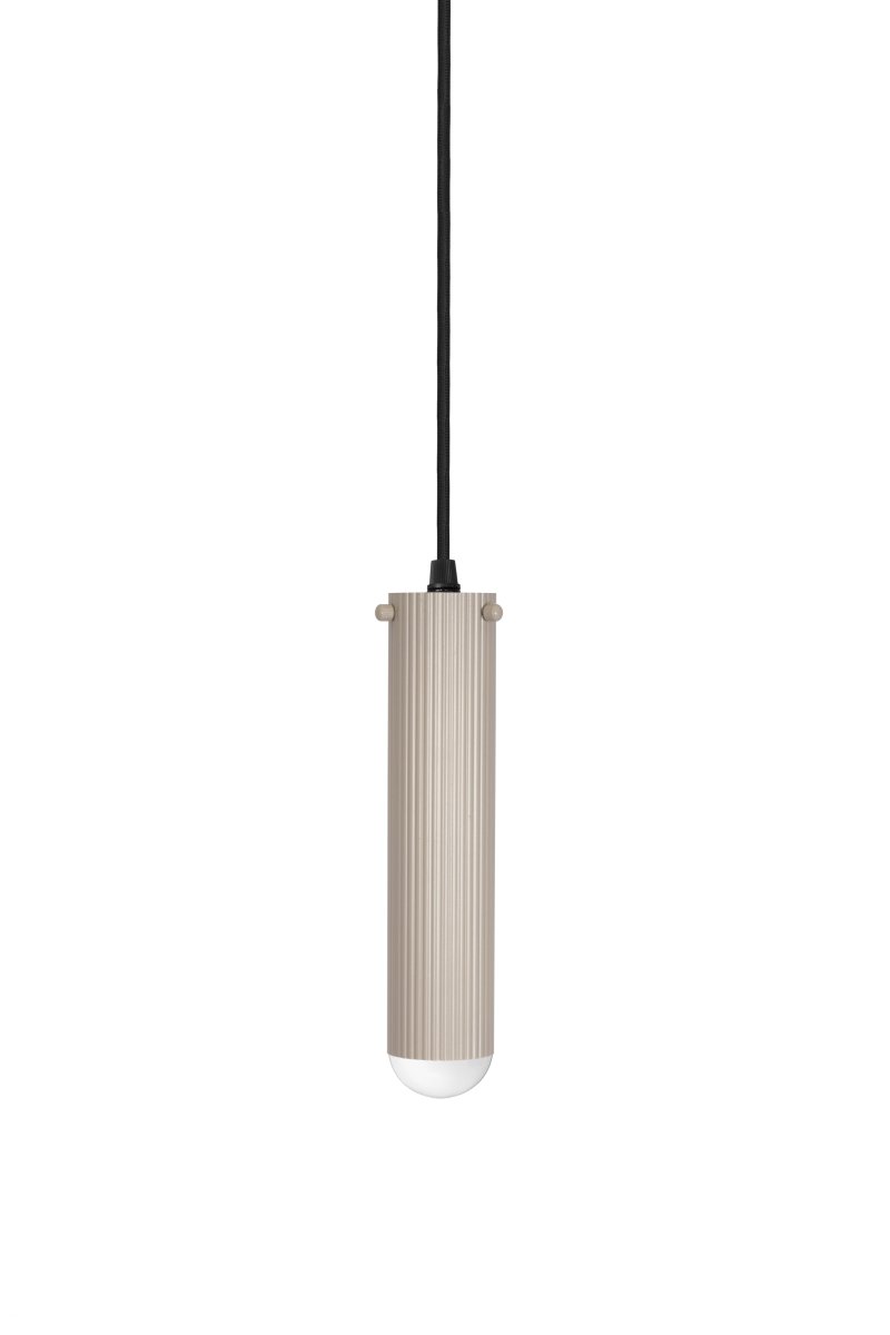 Hubble 22cm Beige vindueslampe Fra Globen Lighting - Lampens udtryk og lysm&oslash;nster kan nemt varieres med forskellige lyskilder: v&aelig;lg en retningsbestemt spot til funktionel arbejdsbelysning, en lille kugle for et moderne pr&aelig;g eller en st&oslash;rre lyskilde for en stemningsfuld atmosf&aelig;re.