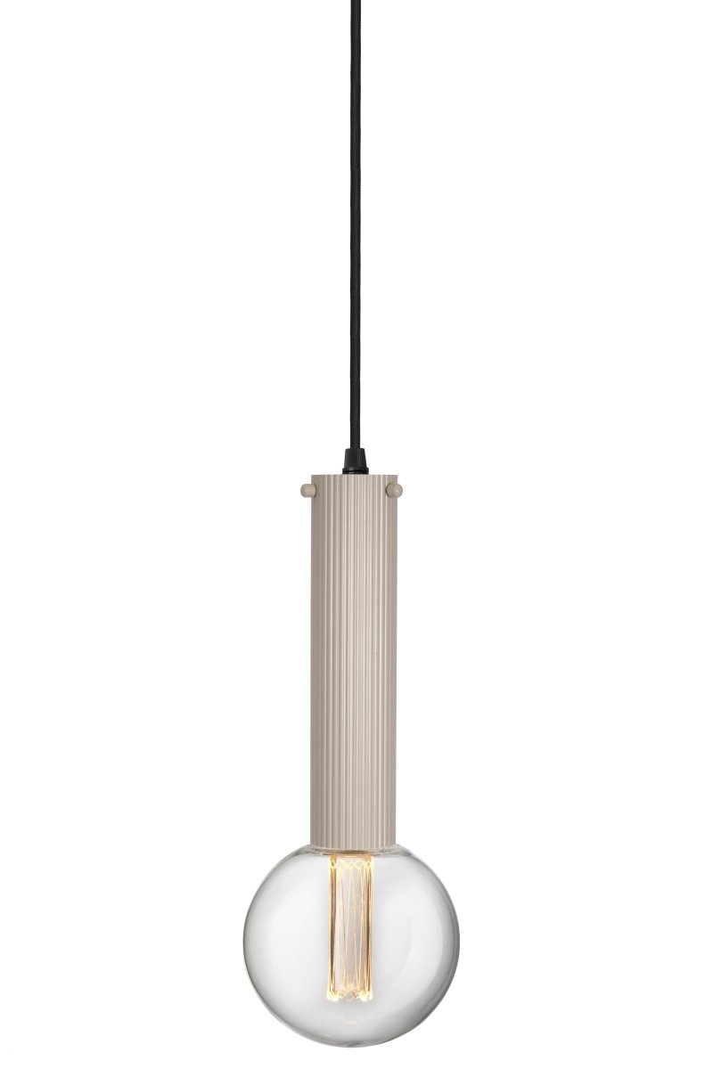 Hubble 22cm Beige vindueslampe Fra Globen Lighting - Lampens udtryk og lysm&oslash;nster kan nemt varieres med forskellige lyskilder: v&aelig;lg en retningsbestemt spot til funktionel arbejdsbelysning, en lille kugle for et moderne pr&aelig;g eller en st&oslash;rre lyskilde for en stemningsfuld atmosf&aelig;re.