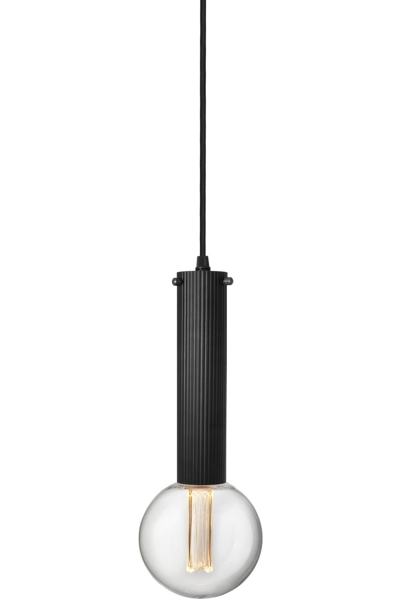 Hubble 22cm Sort vindueslampe Fra Globen Lighting - Lampens udtryk og lysm&oslash;nster kan nemt varieres med forskellige lyskilder: v&aelig;lg en retningsbestemt spot til funktionel arbejdsbelysning, en lille kugle for et moderne pr&aelig;g eller en st&oslash;rre lyskilde for en stemningsfuld atmosf&aelig;re.