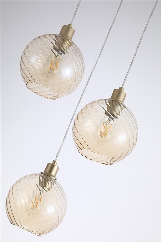 Radiance Ø46 Guld loftslampe Fra Searchlight - Skærmene hænger fra en loftsplade i en guldfinish, hvilket skaber et stilfuldt og sofistikeret udtryk.