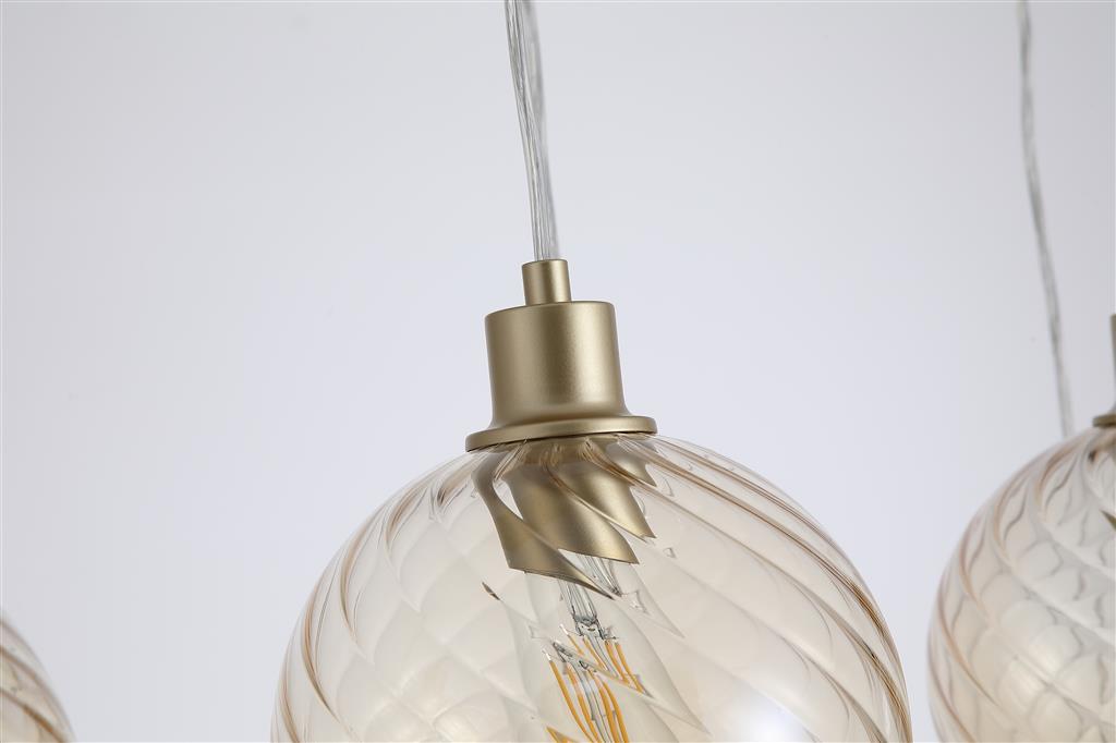 Radiance 95cm Guld loftslampe Fra Searchlight - Sk&aelig;rmene h&aelig;nger fra en loftsplade i en guldfinish, hvilket skaber et stilfuldt og sofistikeret udtryk.
