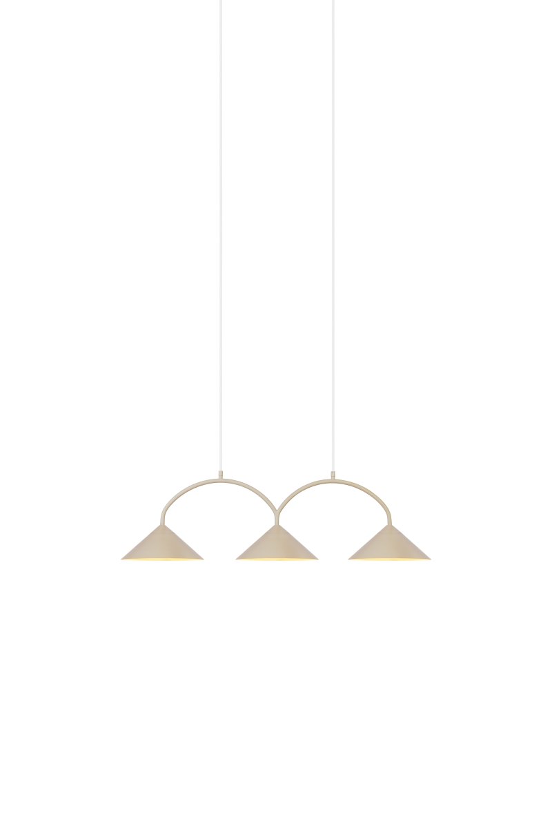 Curve 95cm Beige loftslampe Fra Globen Lighting - Pendlen er lavet af matlakeret metal med tre skærme og leveres med to 200 cm tekstilledninger og en matchende baldakin.
