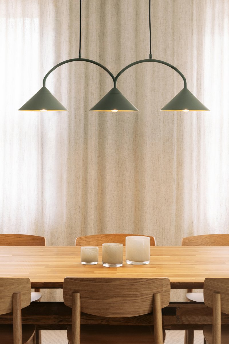 Curve 95cm Mosgrøn loftslampe Fra Globen Lighting - Pendlen er lavet af matlakeret metal med tre skærme og leveres med to 200 cm tekstilledninger og en matchende baldakin.