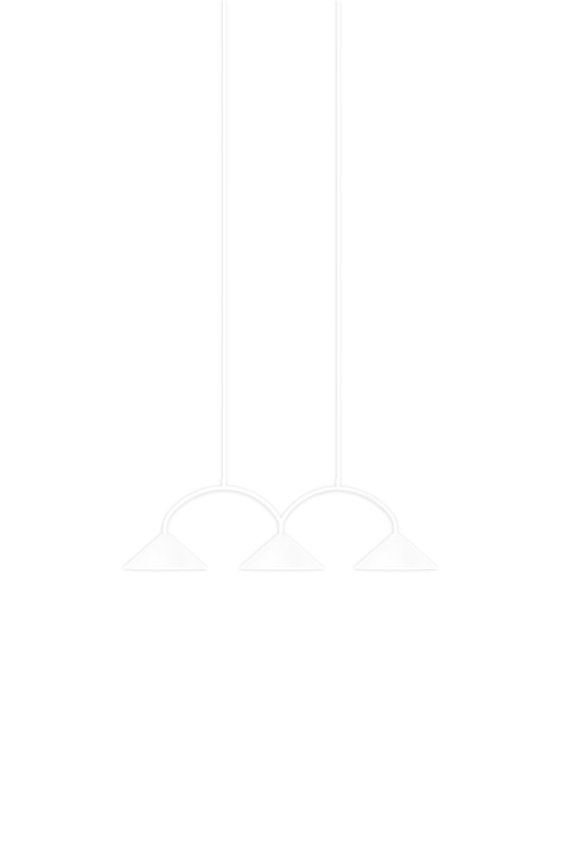 Curve 95cm Hvid loftslampe Fra Globen Lighting - Pendlen er lavet af matlakeret metal med tre skærme og leveres med to 200 cm tekstilledninger og en matchende baldakin.